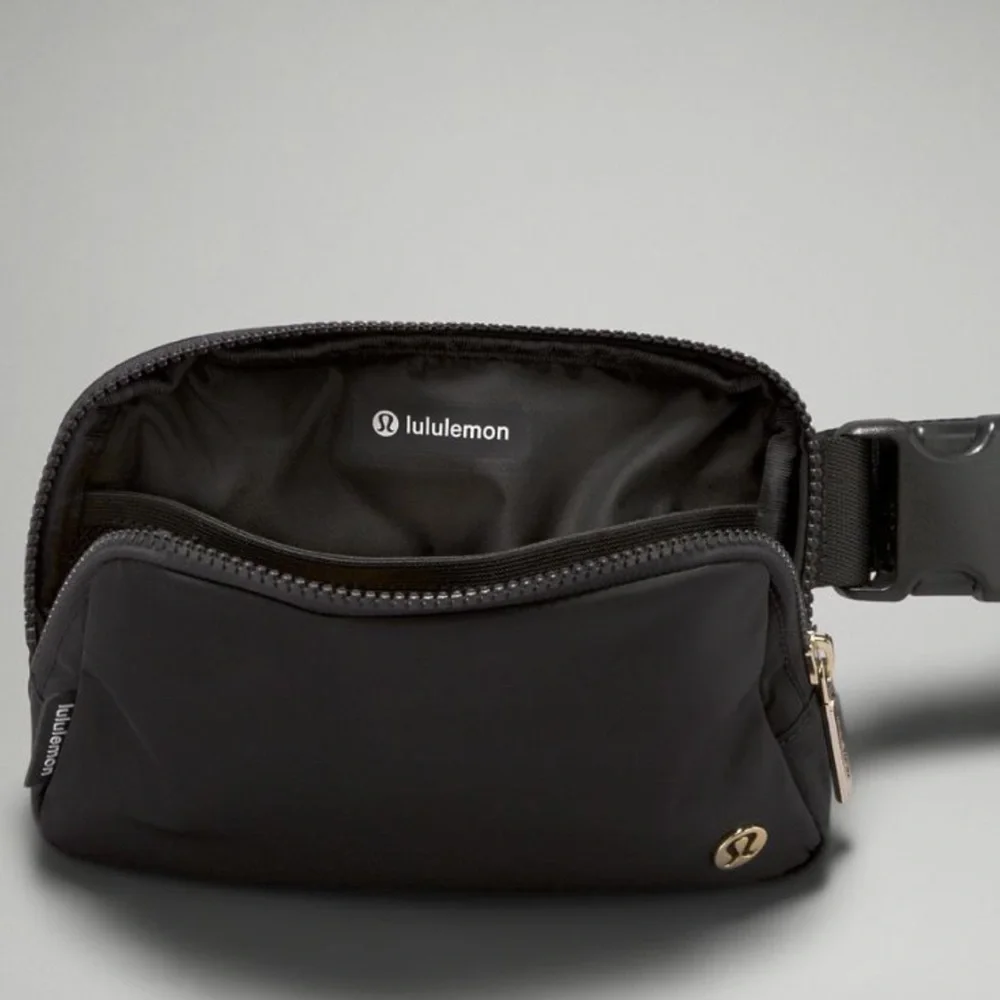 NWT NEW Rare Lululemon Everywhere Belt Bag  Black/Gold w/proof of purchase! - Picture 6 of 11